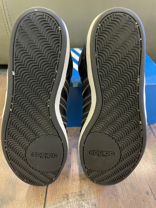 Adidas кросівки жіночі