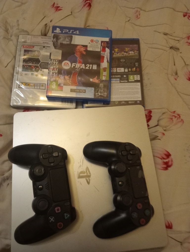 Vendo um PS4 em bom estado de funcionamento tem dois comandos e dois j