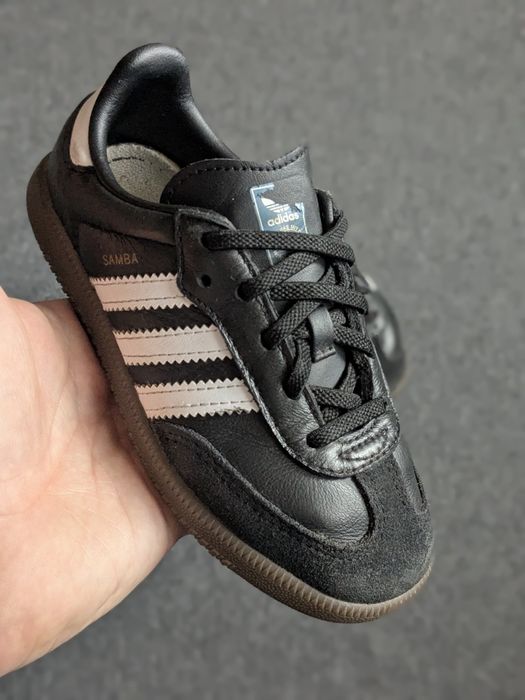 Adidas  оригінальні дитячі кросівки у гарному стані 26р