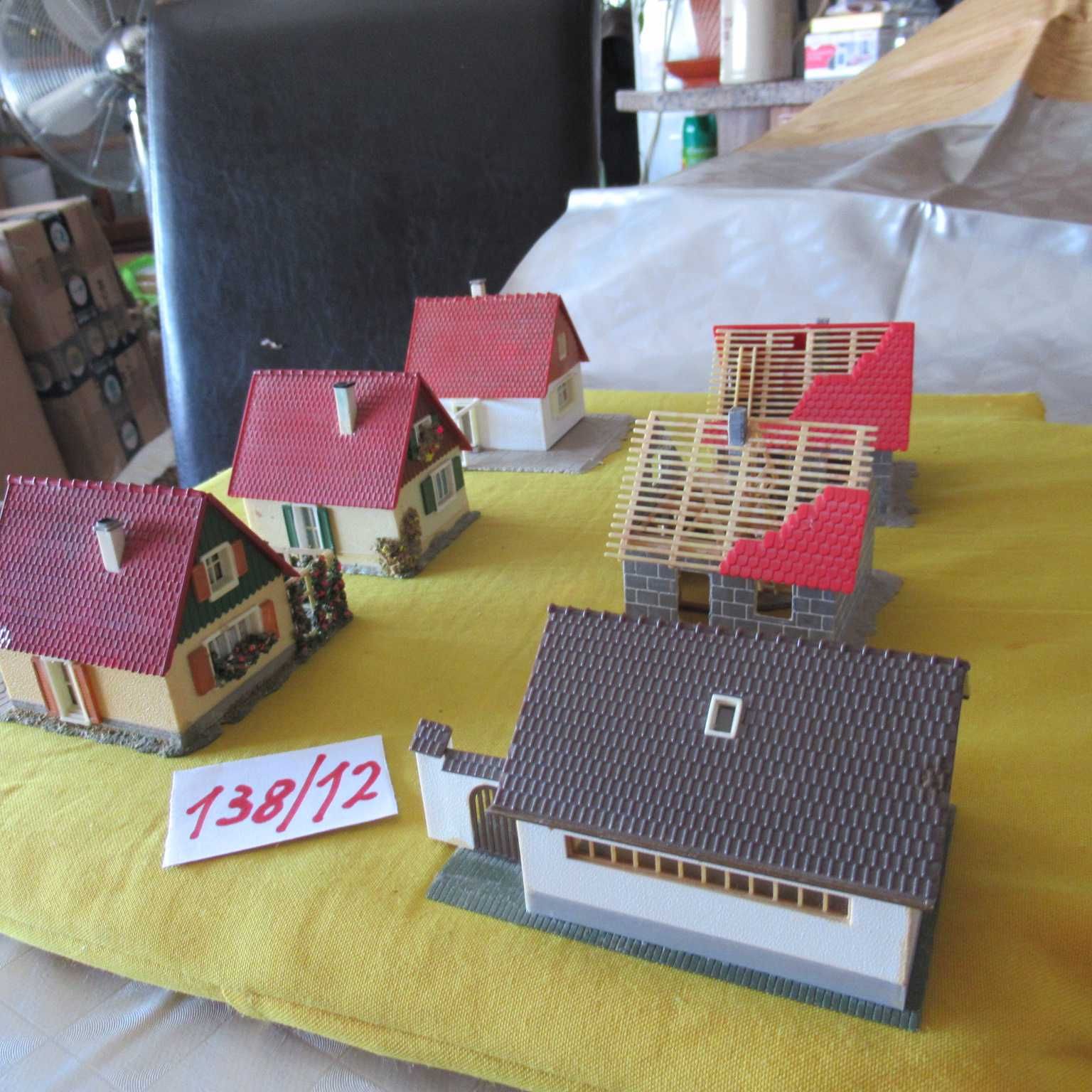 (138/12)_ 6 moradias para formar maquetes de comboios