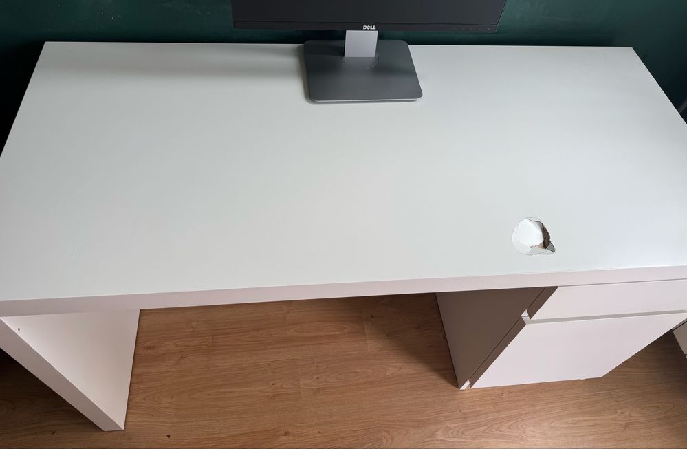 Białe biurko Ikea