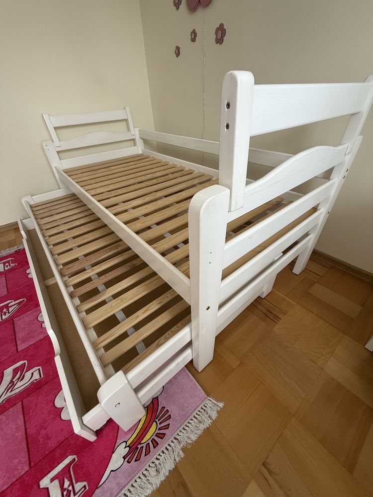 Łóżko podwójne z wysuwaną szufladą i barierkami