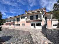 Casa com 333m², contendo 5 quartos, uma loja no térreo, área externa e