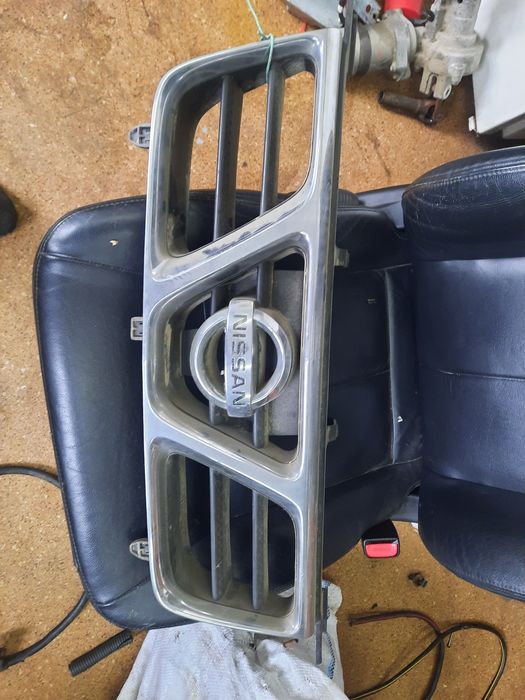 Продам бампер решётку Nissan X Trail T30