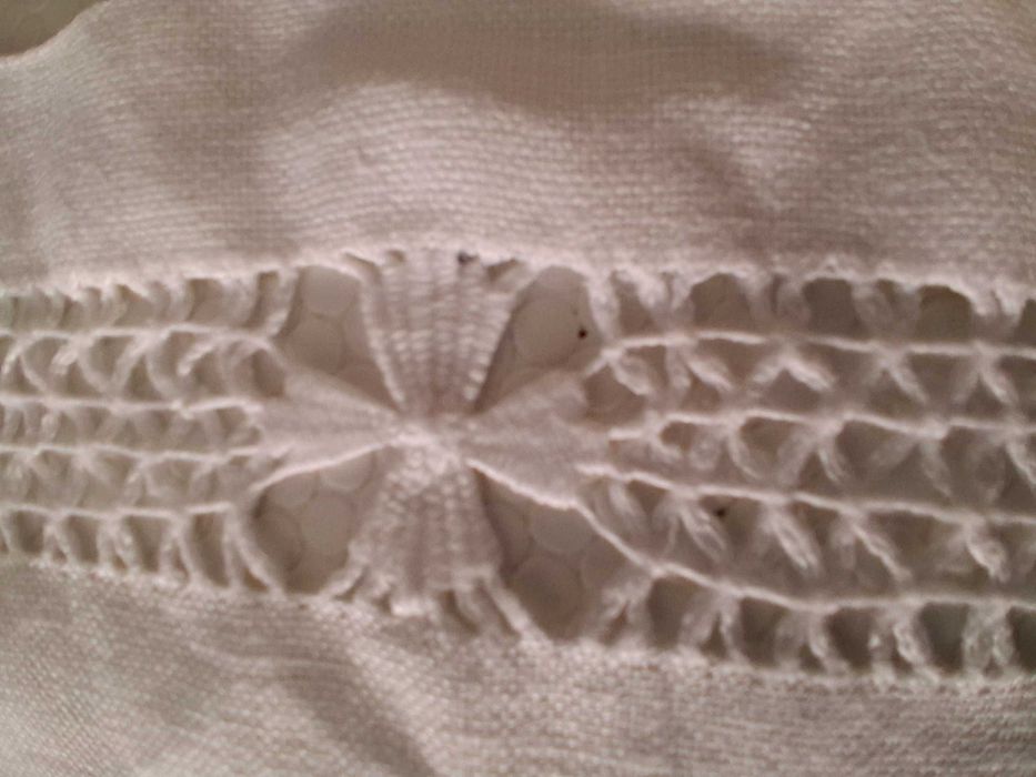 Caminho de mesa, em linho, bordado, 31,5 x 129cm (Portes incluídos)