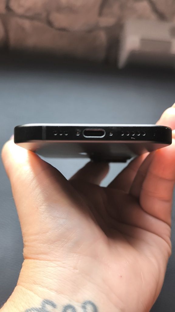 iPhone 15 preto en titânio