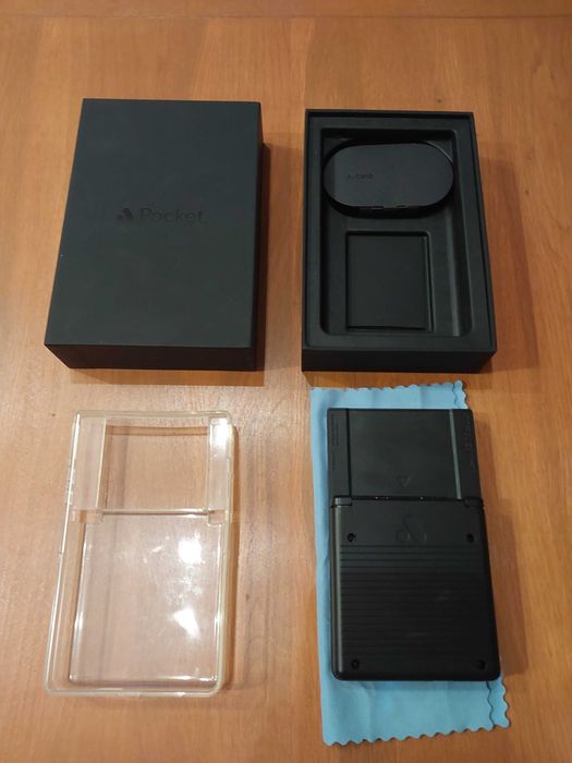 Analogue Pocket + karta + etui