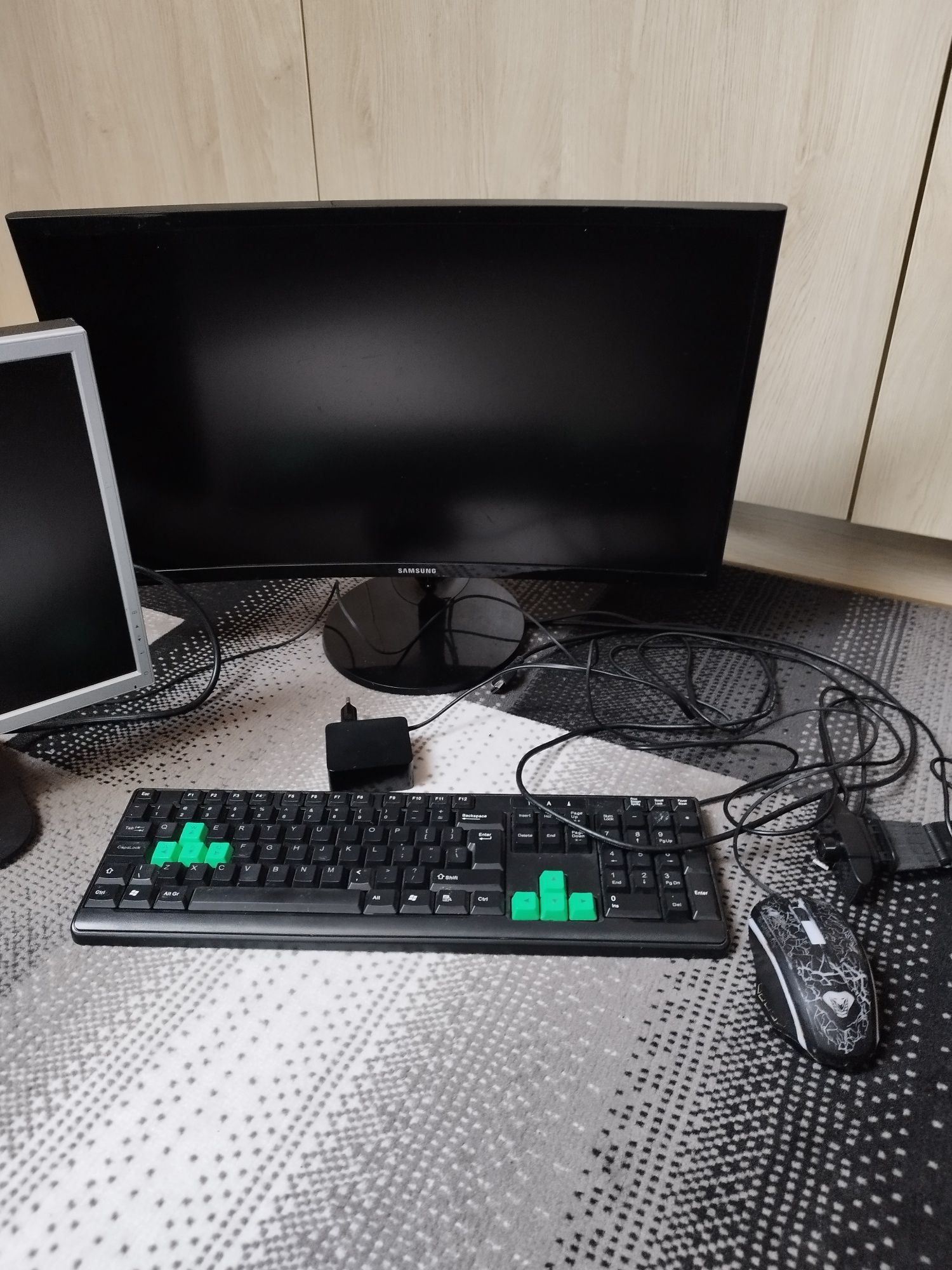 Zestaw Komputerowy Gamingowy Monitory, PC, klawiatura, myszka, kamerka