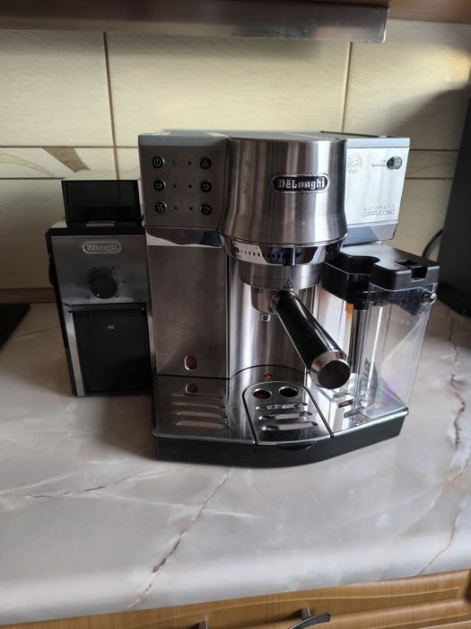Express do kawy ciśnieniowy  DELONGHI EC 860 + Młynek do kawy DELONGHI