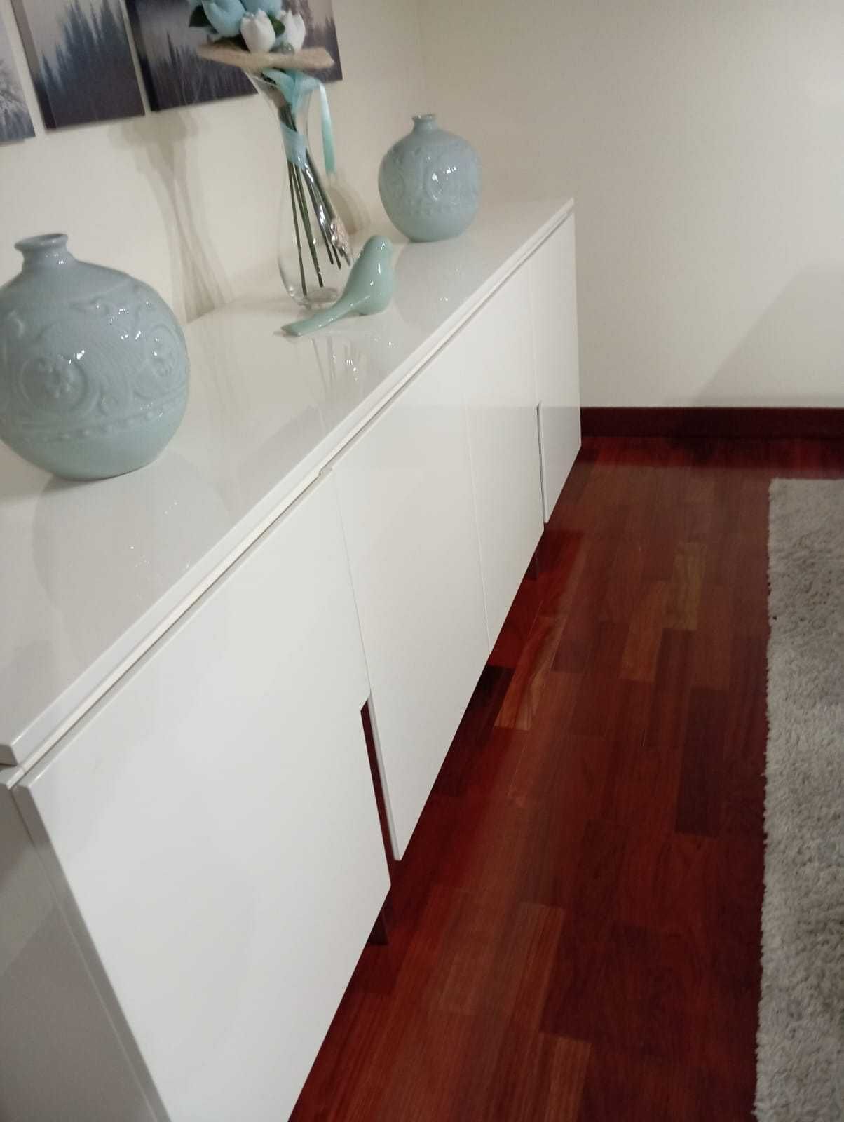aparador em alto brilho com portas e pes em inox como novo