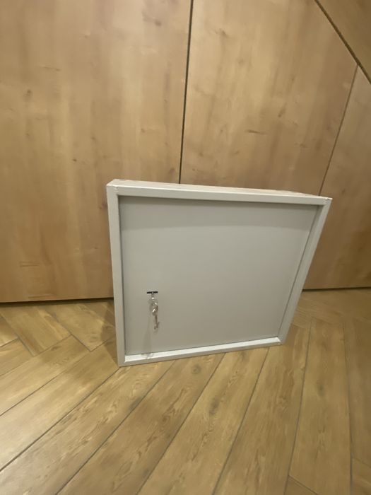 Камери роутер і ящик металевий