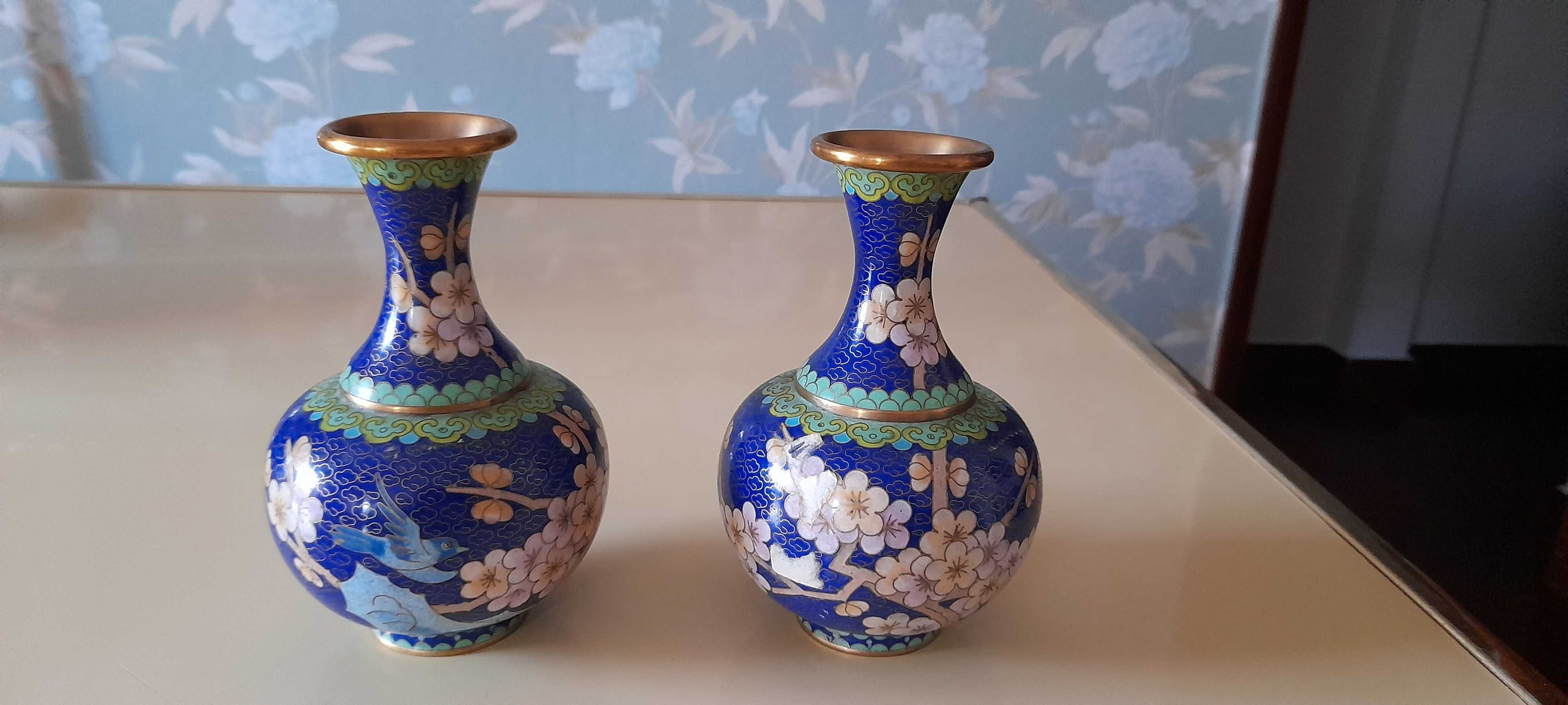 Par Jarras em Cloisonné, China, decorada com flores, séc. XX