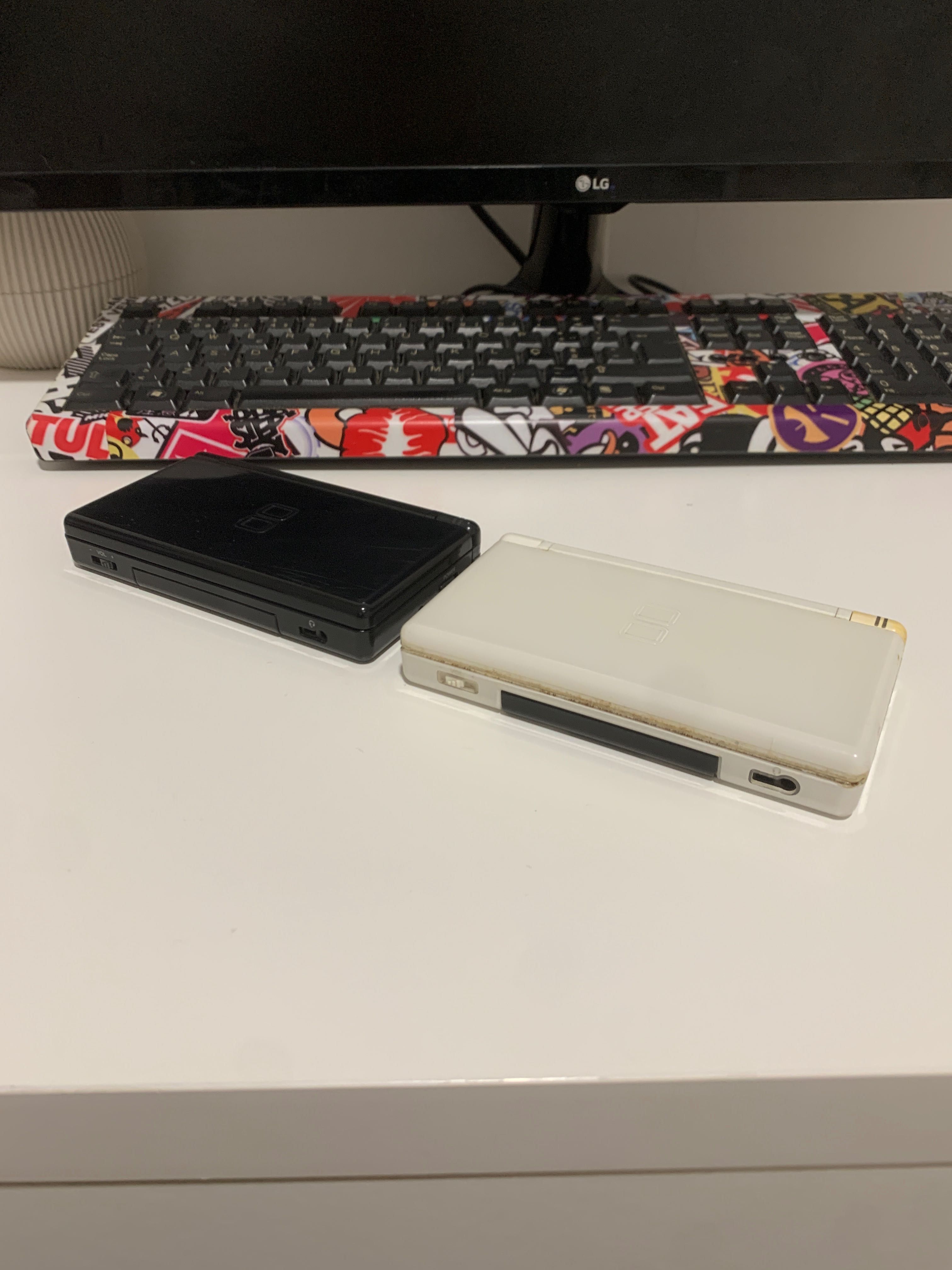 Nintendo DSi (Preta e Branca)