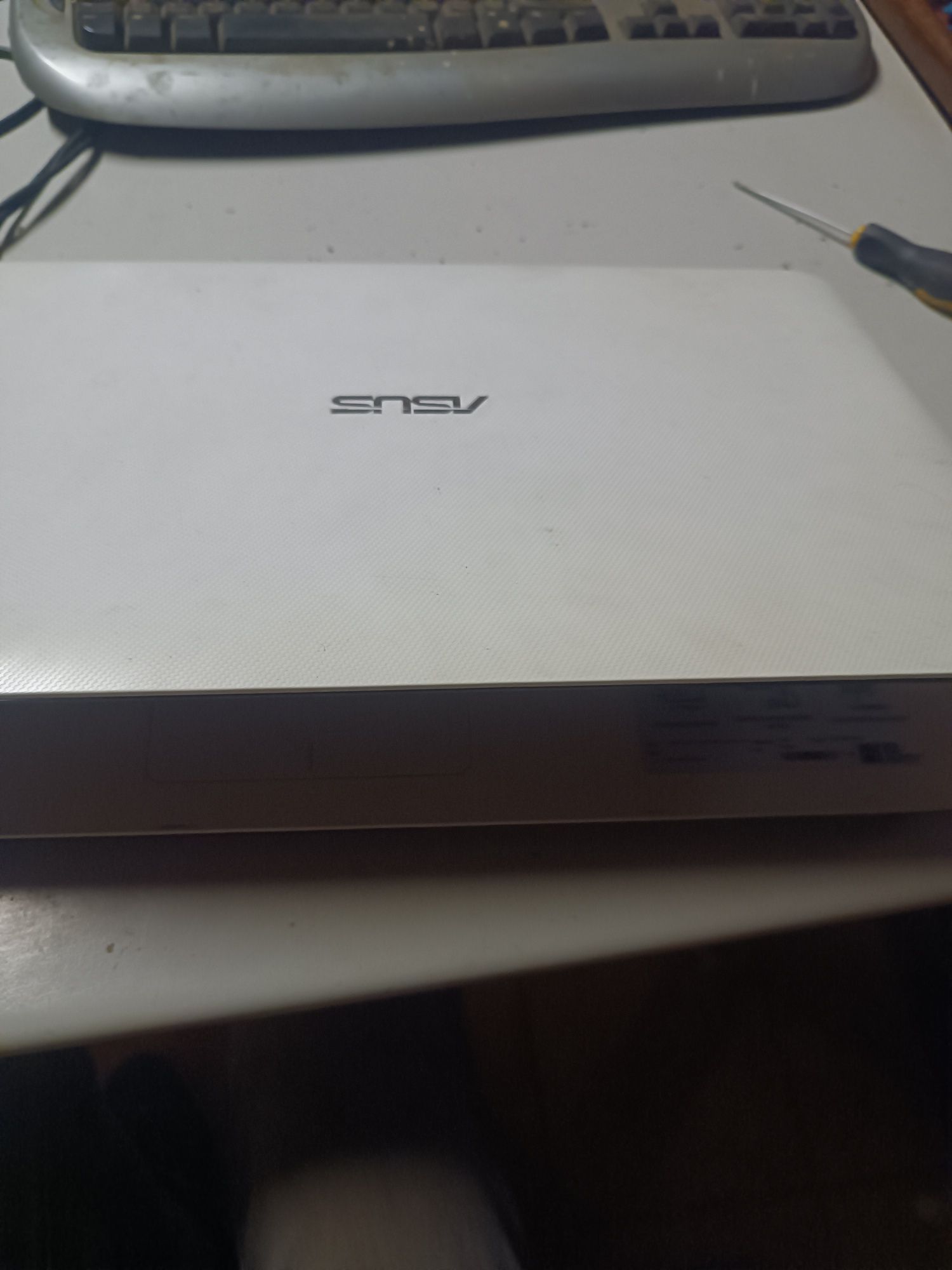 Portátil ASUS a funcionar bem