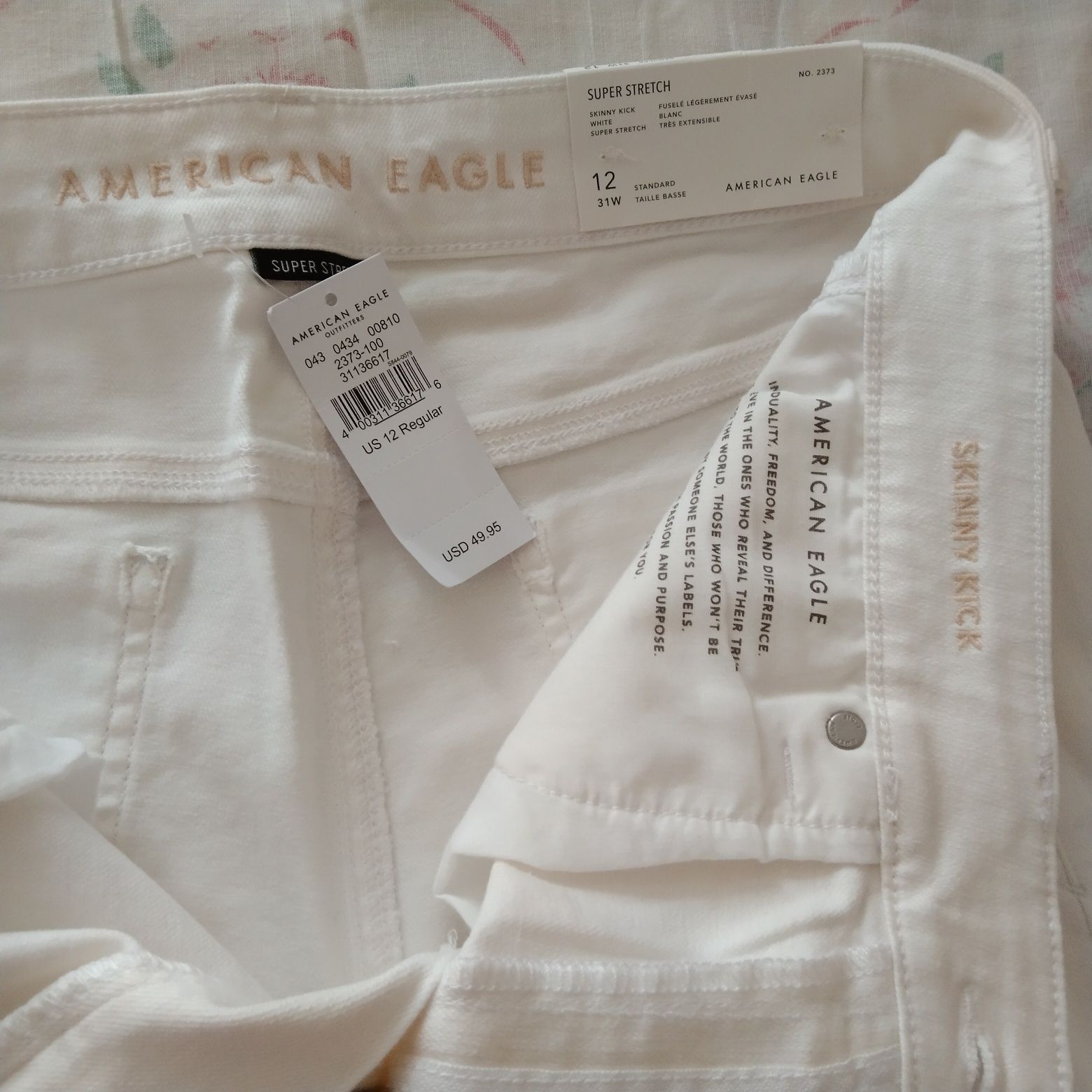 Белые джинсы фирма "AMERICAN EAGLE"