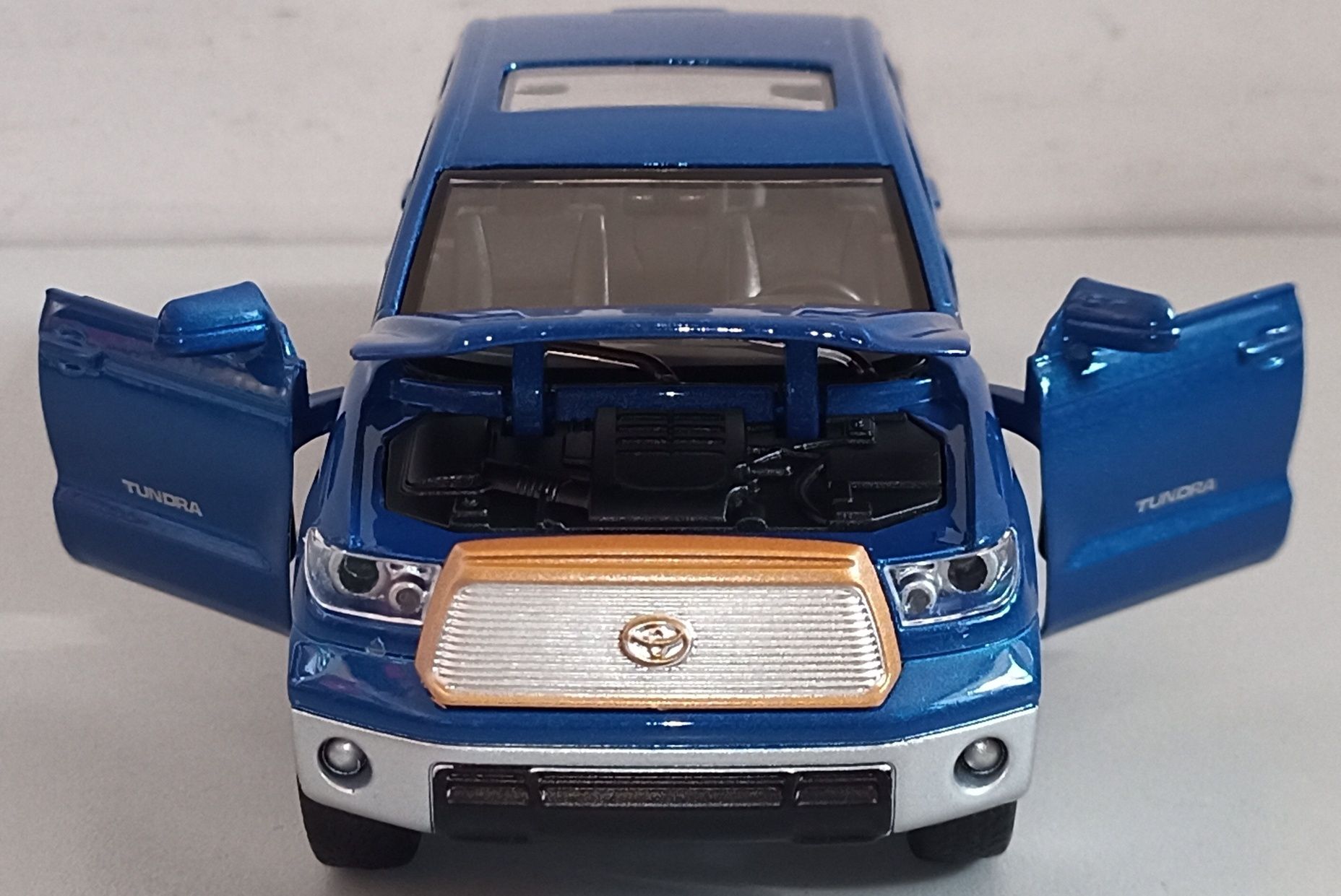 Toyota TUNDRA модель 1:32 "АвтоСвіт". Металл, звук, свет.