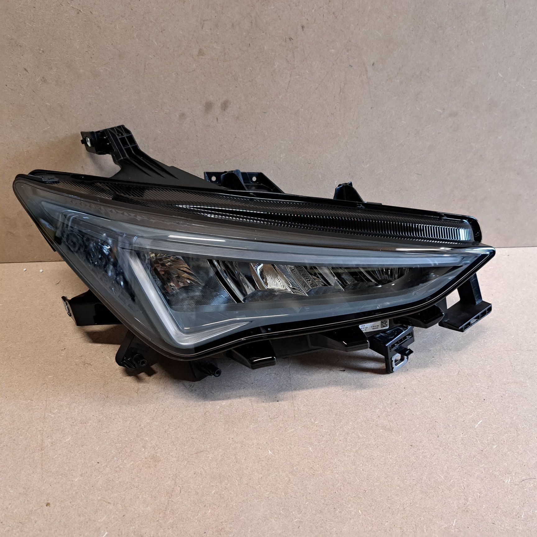 Lampa reflektor full led cupra born prawy europa