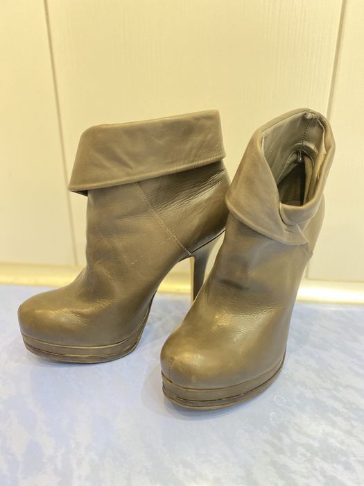 Сапожки на каблуке