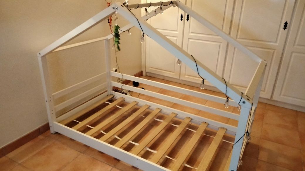 Cama casinha Montessori com colchão