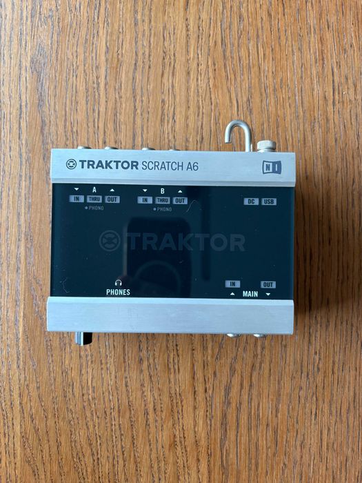 Native Instruments Traktor Scratch A6 + CDs + Vinyls