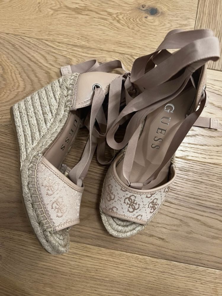 Nowe koturny Guess