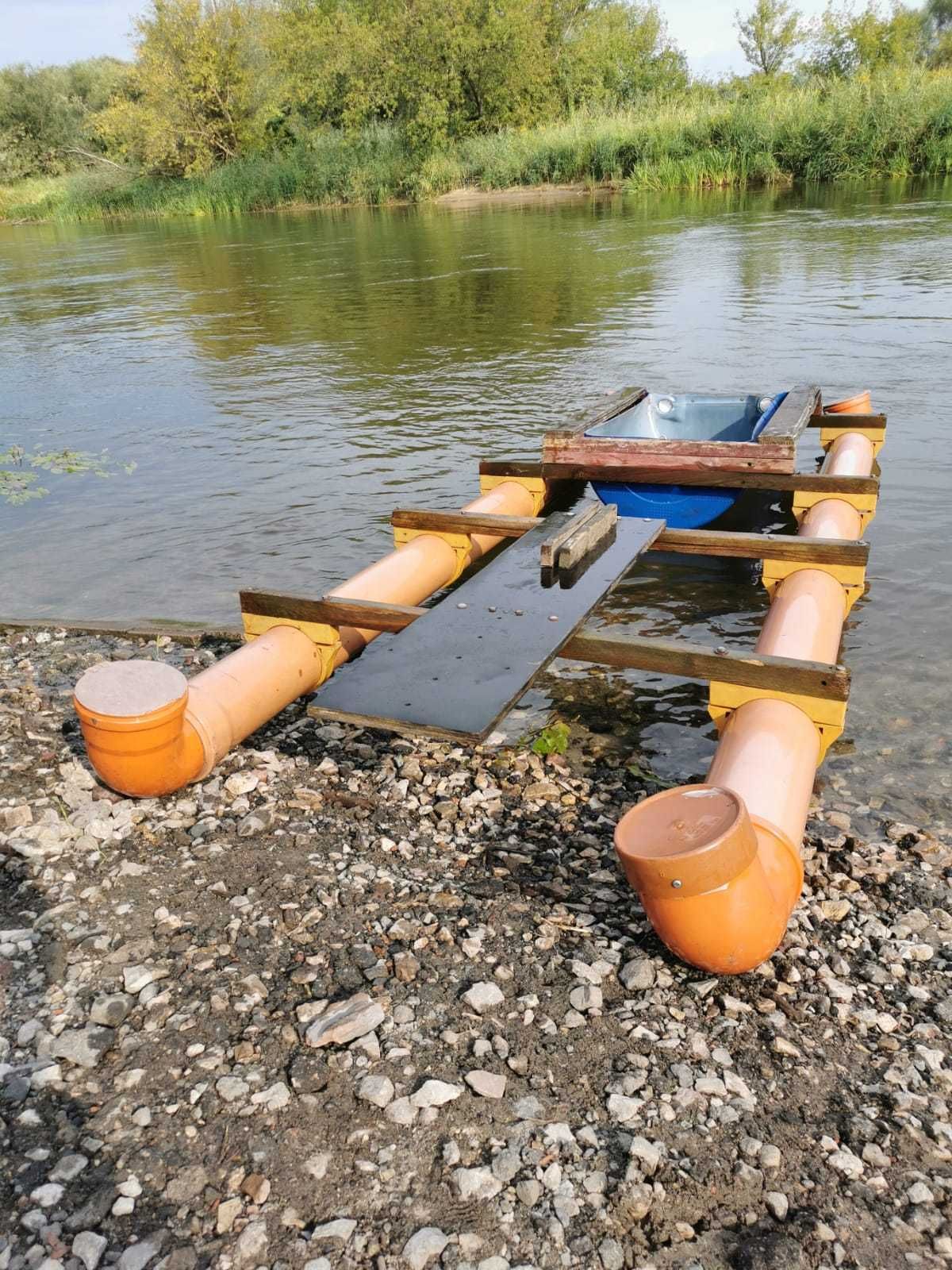 Tratwa pływadło ma rurach