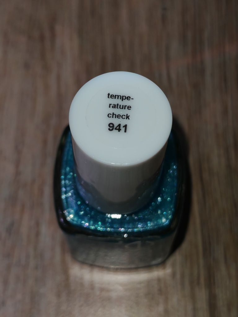 Nowy lakier Essie 941 Temperature Check