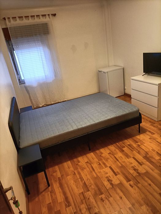 Arrendasse quartos em Vialonga  na praceta dona Cândida