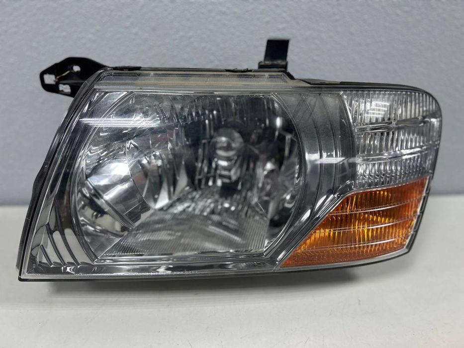 Фара права Mitsubishi Pajero 3 MN133751