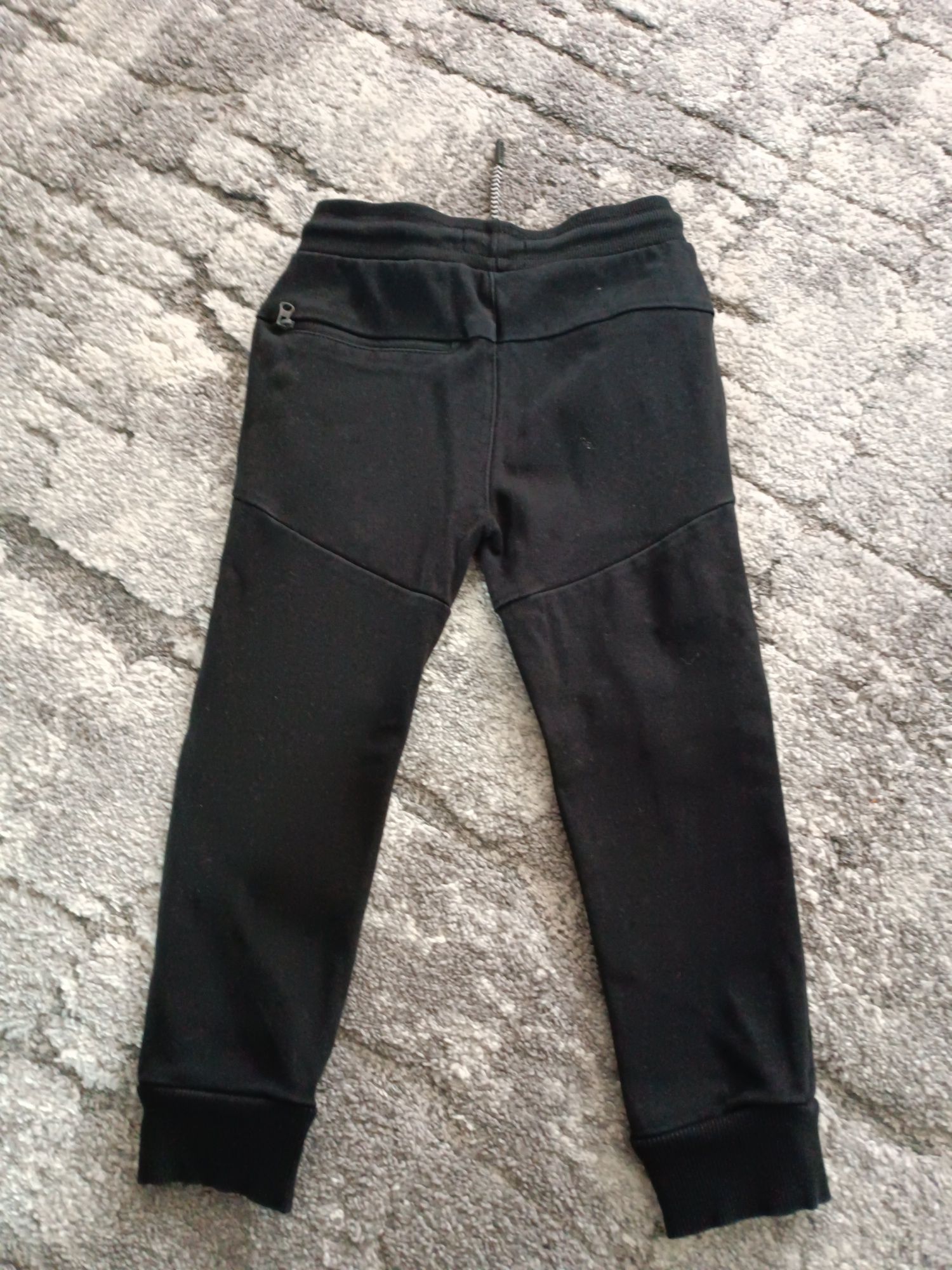 Czarne spodnie dresowe Reserved rozmiar 110