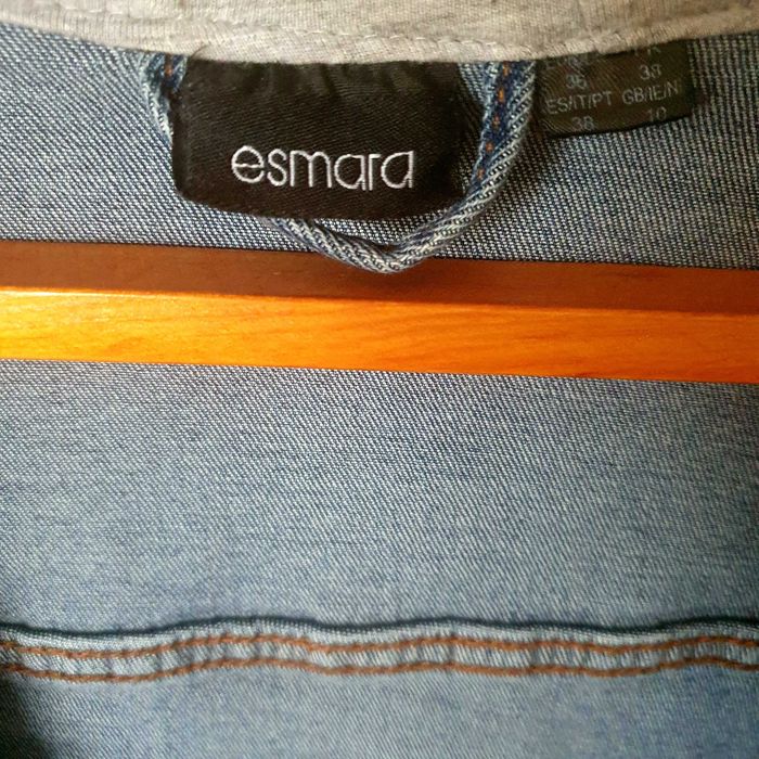 Жіноча джинсова куртка з капюшоном