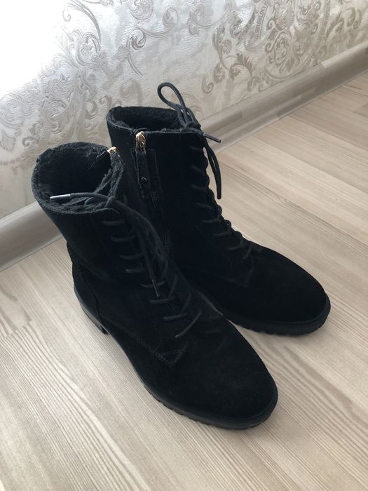 Чорні ботильйони з екозамші з утепленням