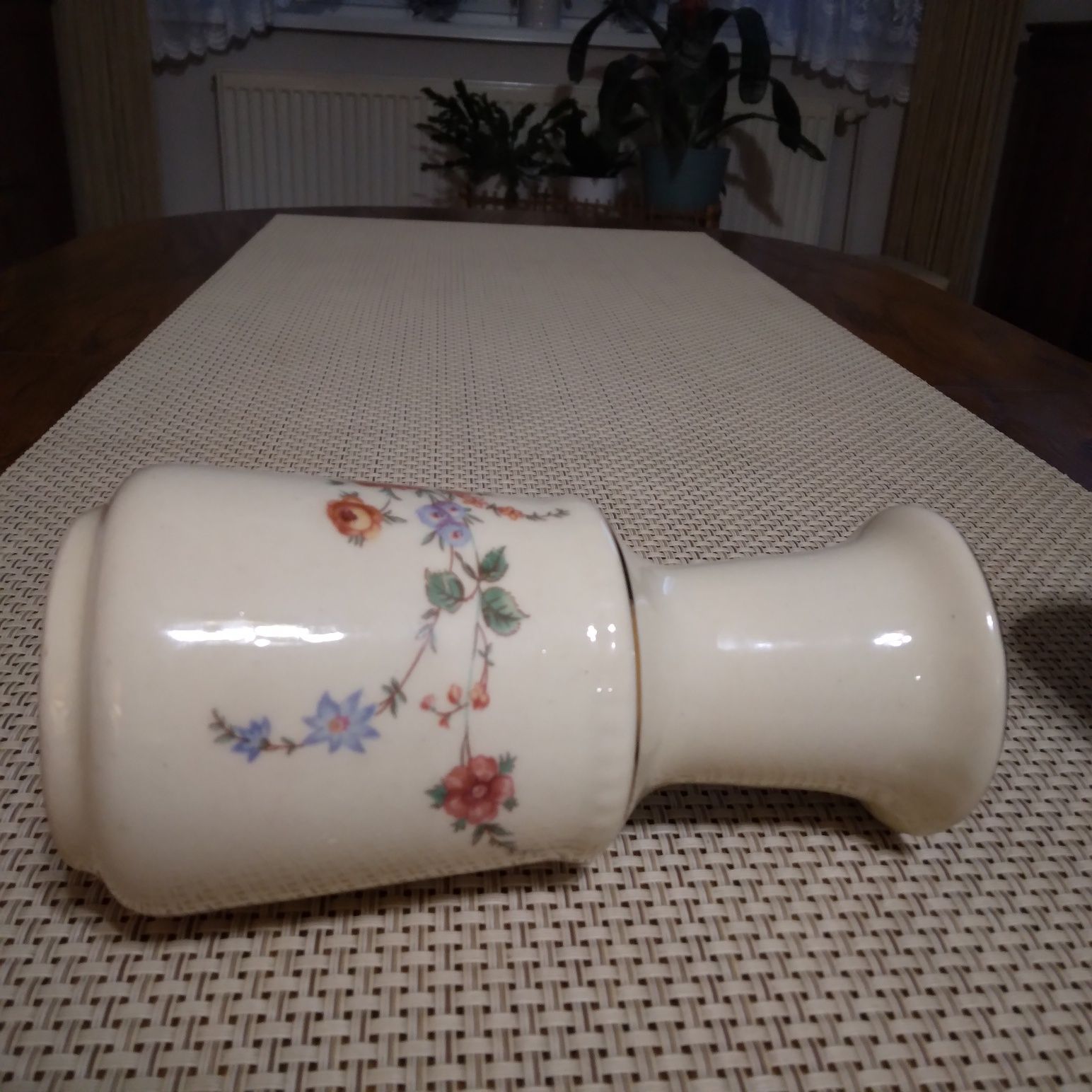 Stary wazonik w kolorze ecru - porcelana