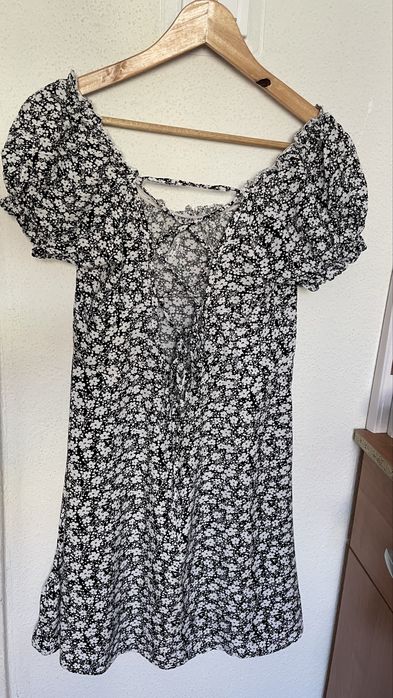 Letnia czarna sukienka w białe kwiatki z wiązaniem na plecach