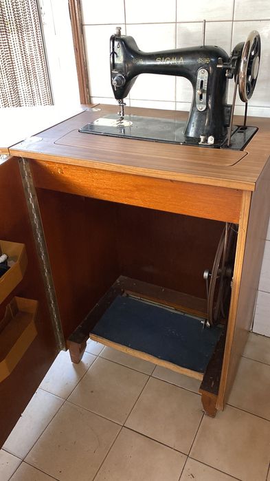 Máquina de costura com móvel