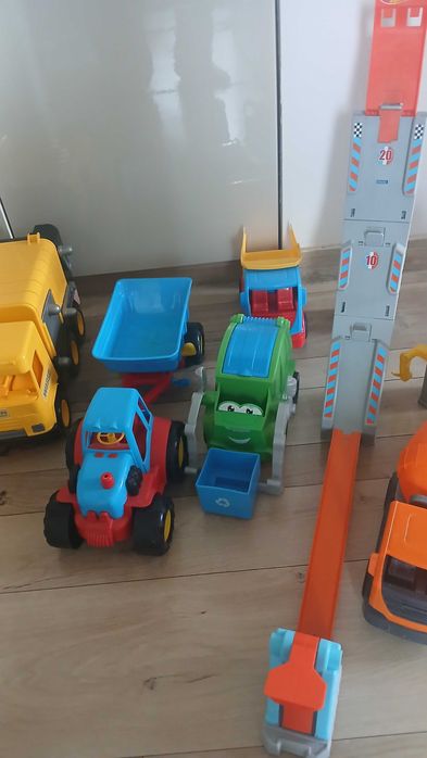 Samochody wader, zjeżdżalnia hotwheels i baza psi patrol