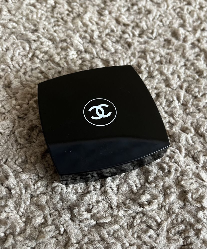 Chanel Poudre Lumiere 20 Warm Gold rozświetlacz 8,5g pędzel