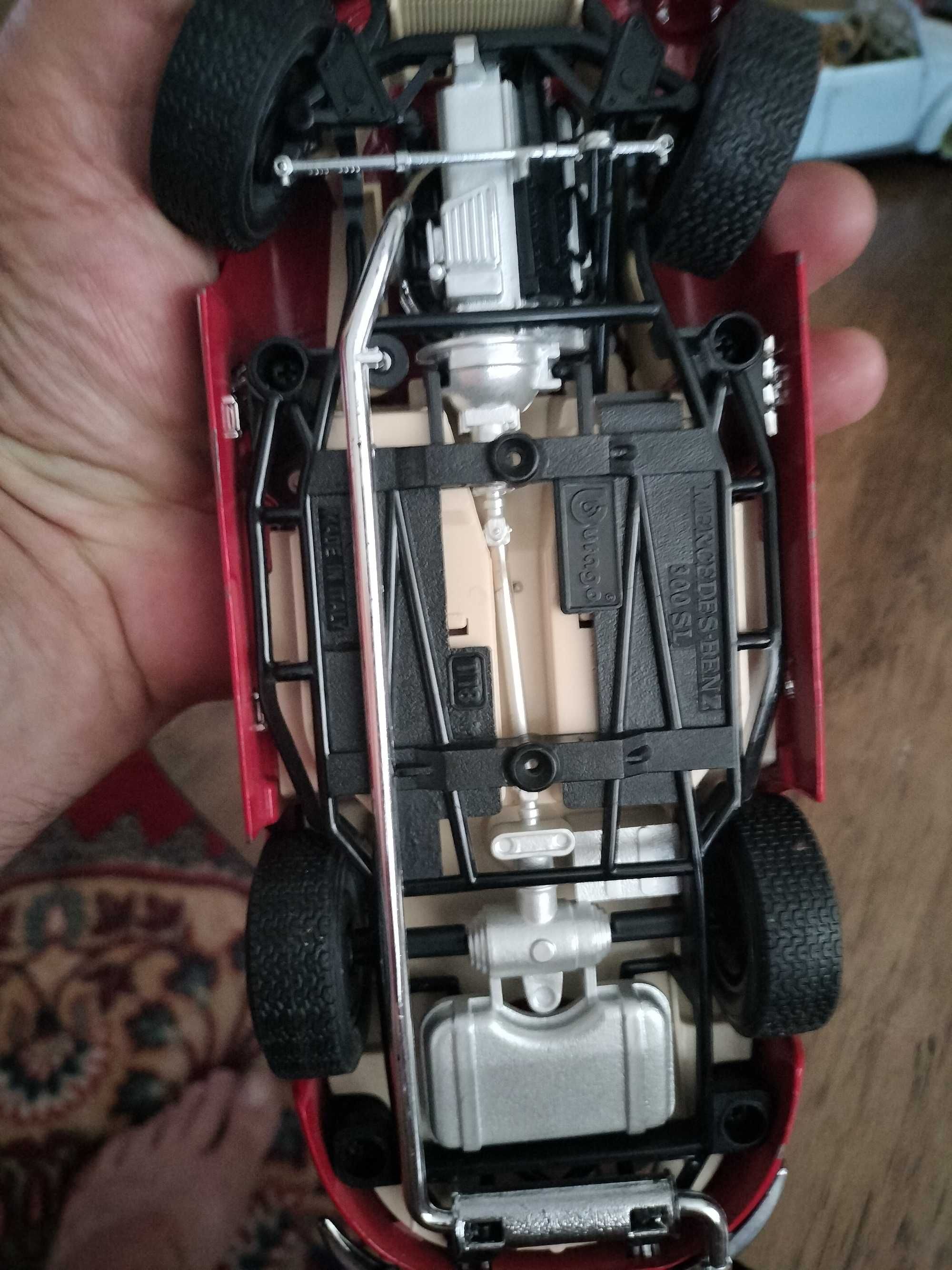 Burago stary model samochodu Mercedes Benz SL 300 1/18