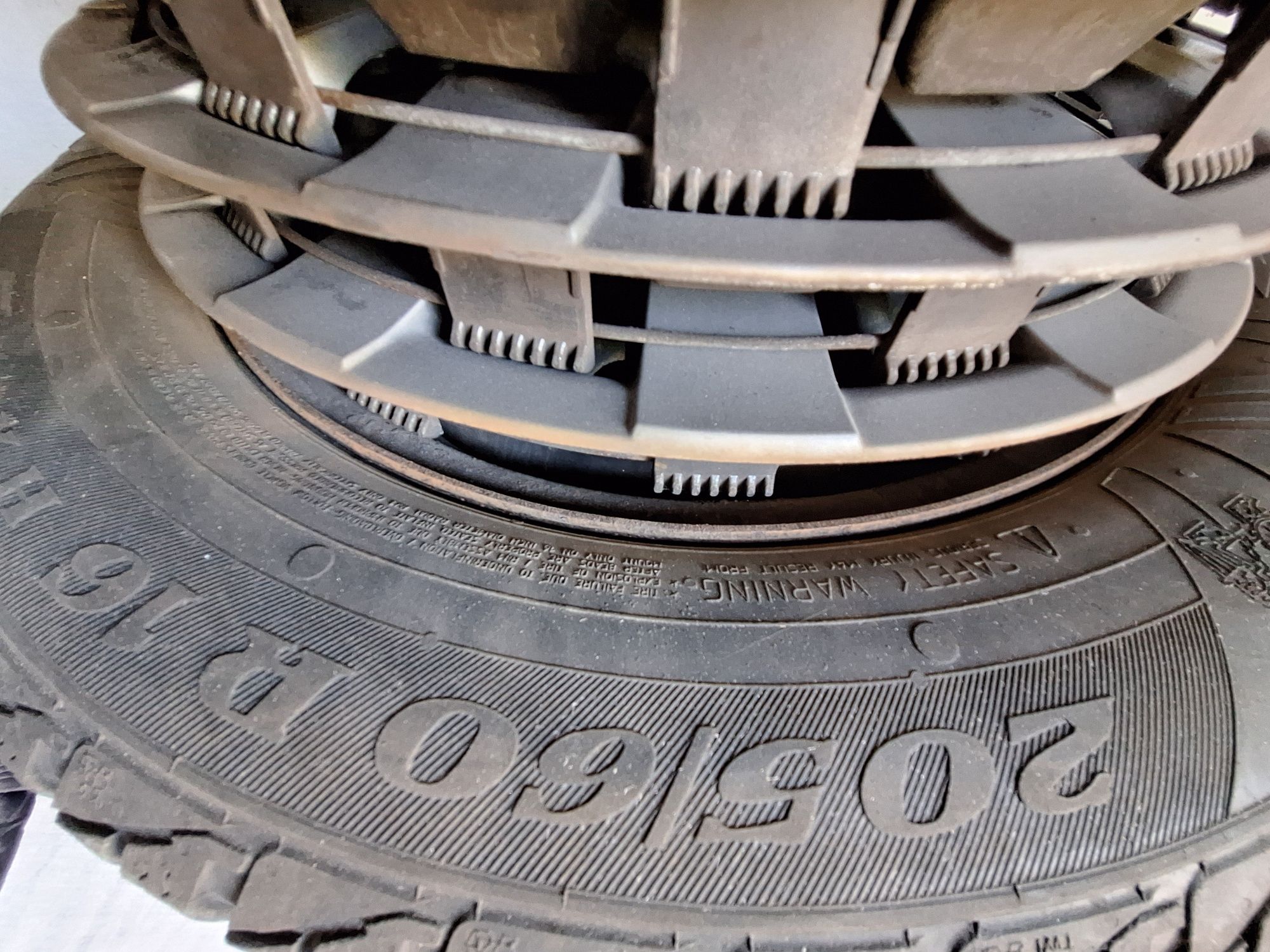 Opony zimowe VIKING TECH II 205/60 R16 H XL ma stalowych felgach