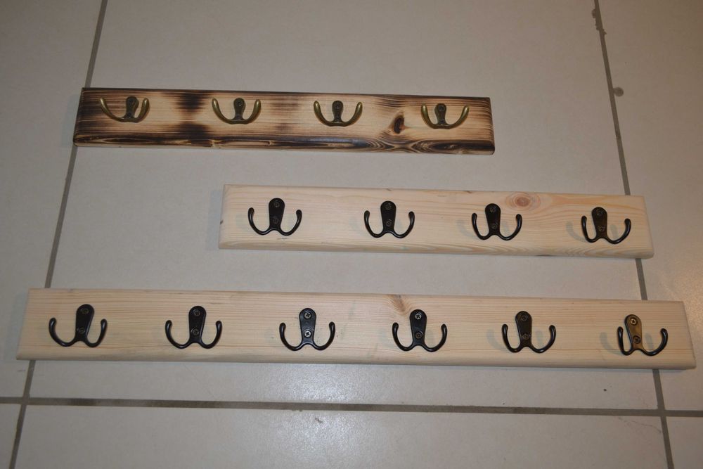 Wieszak na ubrania wiszący, ścienny, drewniany.