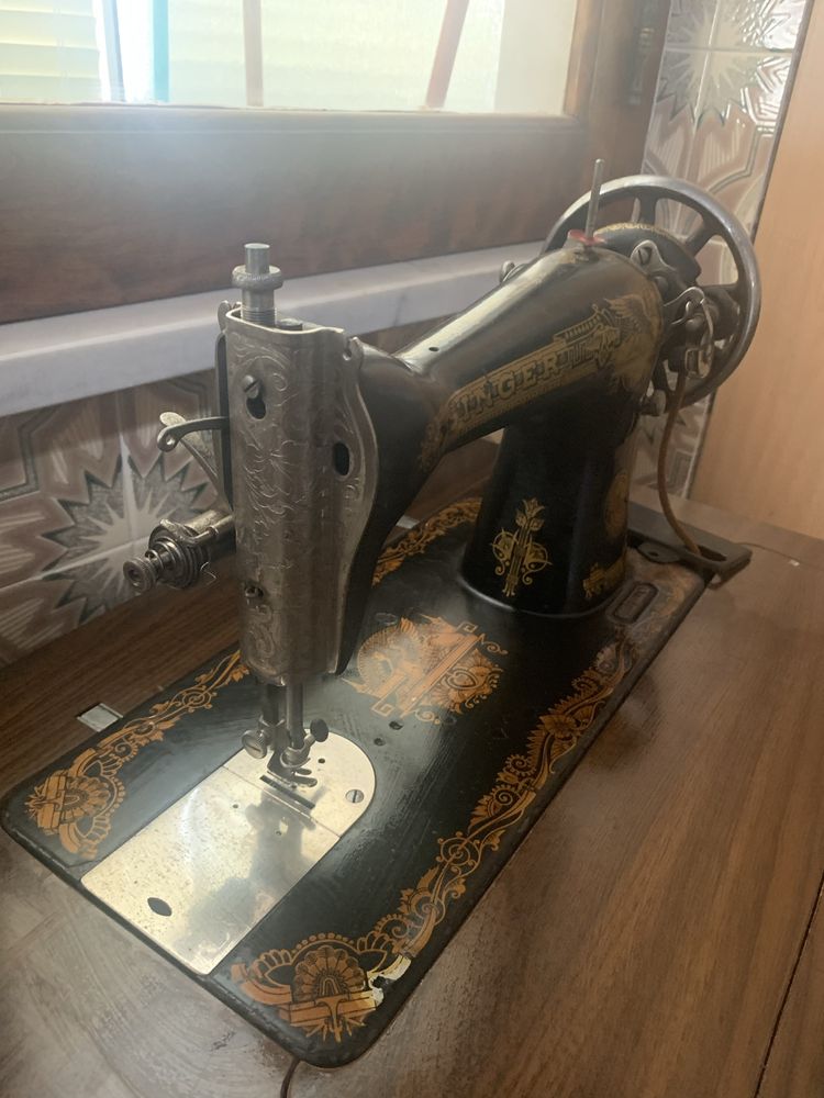 Maquina costura Singer antiga com móvel