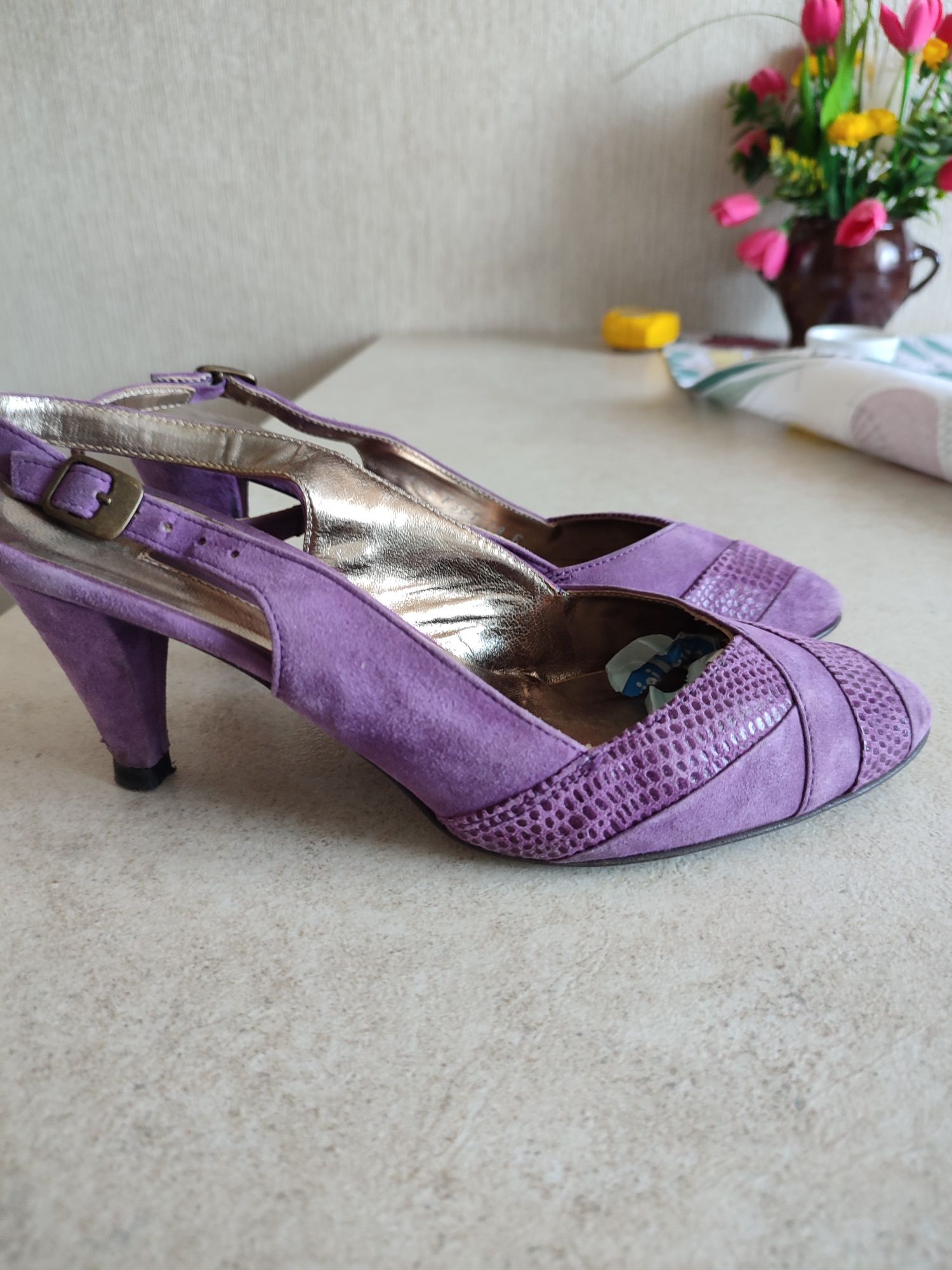 Buty Ryłko bez pięt na obcasie.