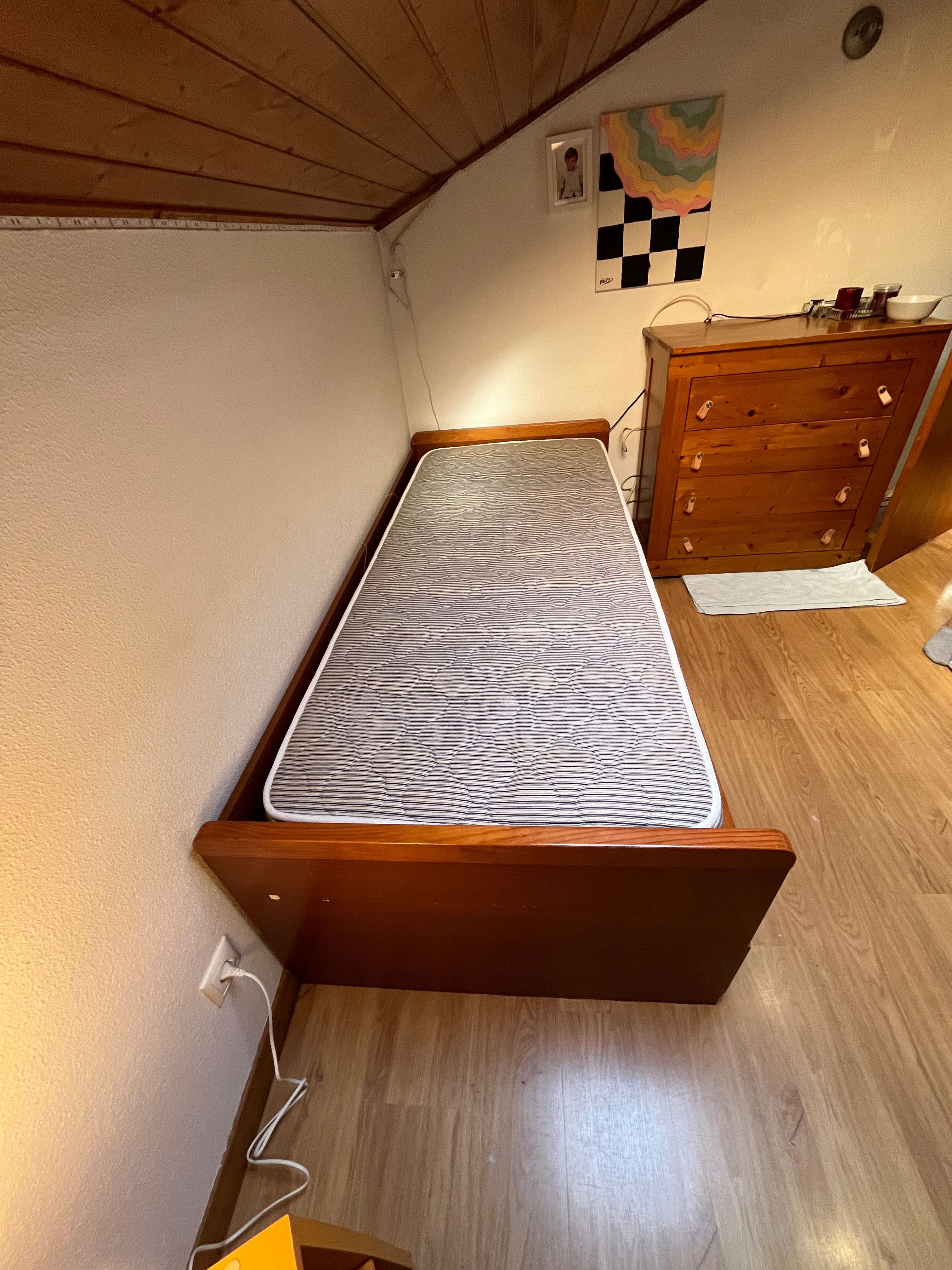 Cama de solteiro com cama por baixo com colchões
