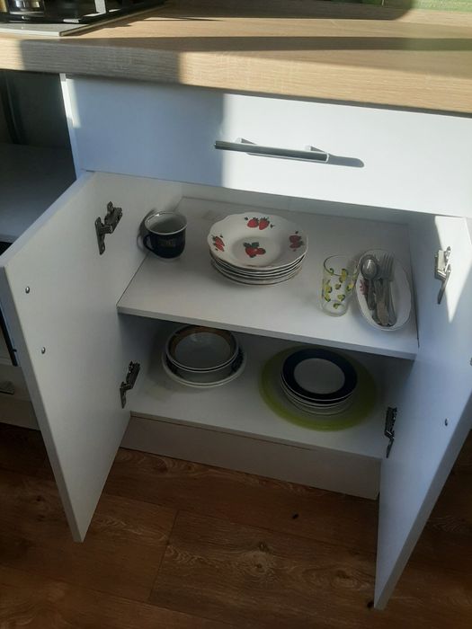 Кухонная мебель, газовая плита, мойка, смеситель.