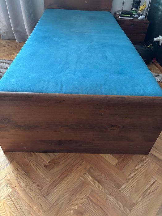 Tapczan jednoosobowy ze schowkiem na pościel