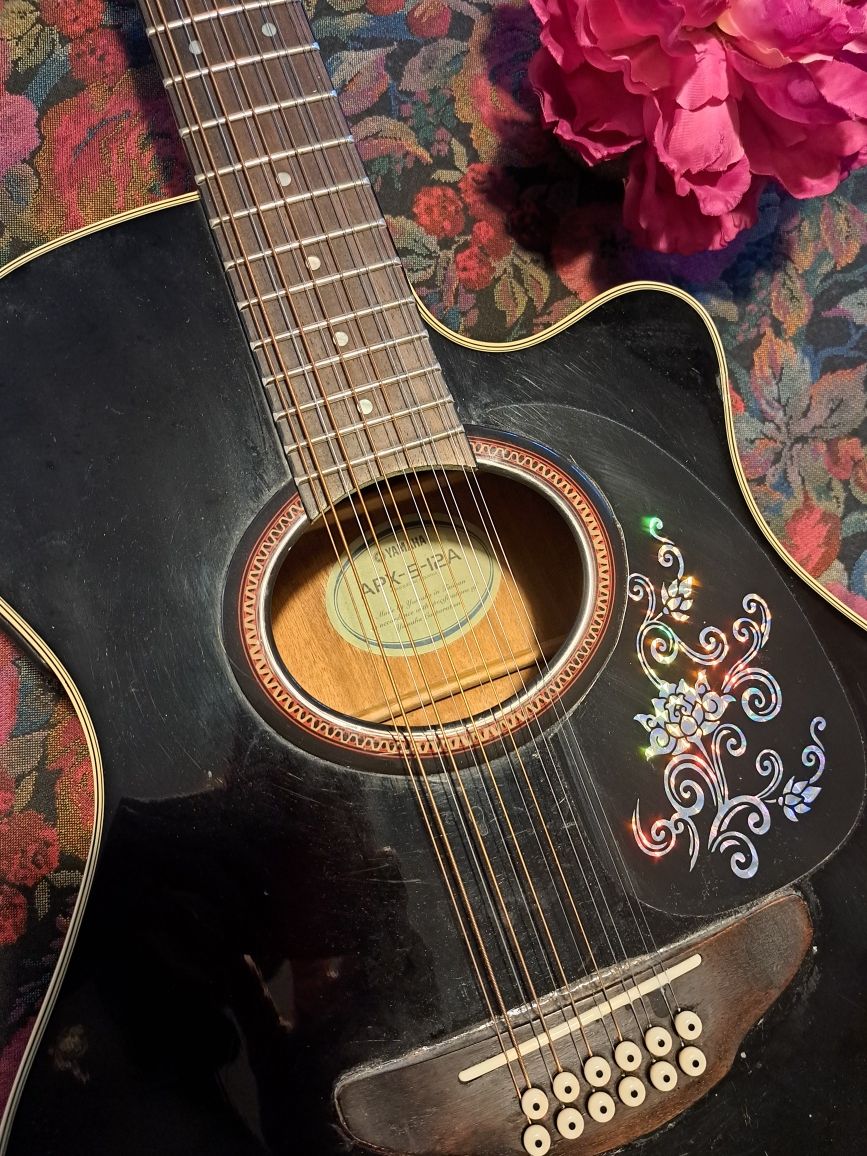 Gitara 12 strunowa  Yamaha.