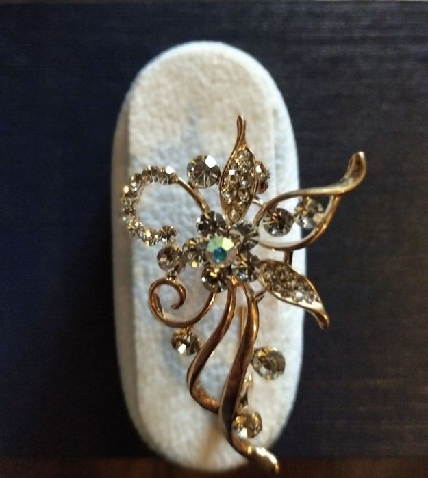 Брошка металева, жовтий/ білий метал, стрази/штучна перлина, нові.