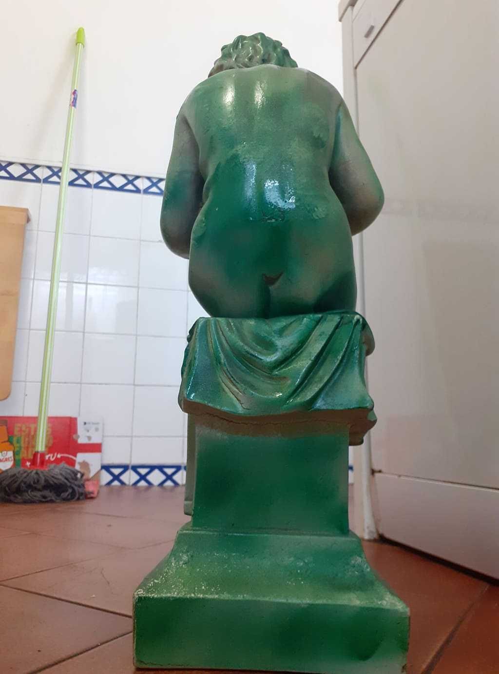 escultura menino verde