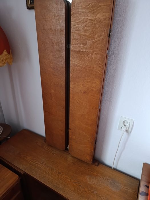 Ogłoszenie ważne do 11 listopada stolik nocny i toaletka PRL