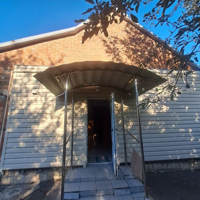 Здається будинок для пари